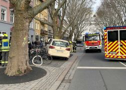 Taxi Kracht In Jena Gegen Baum 06